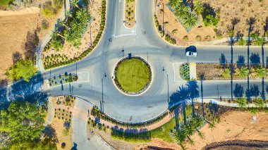 Las Vegas Gölü 'nde verimli peyzaj ve palmiye kaplı yollarla modern bir kavşağın havadan görünüşü canlı bir banliyö bölgesinde kentsel planlama ve çöl altyapısını gözler önüne seriyor.