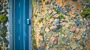 Uzak bir Arizona çölünde tek başına park etmiş mavi bir Subaru engebeli kayalara ve kumlu araziye karşı duruyor. Yukarıdan çekilen görüntüler macera yalnızlığını ve açık yolun ruhunu çağrıştırıyor.