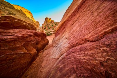 Babil Kemer Kanyonu 'ndaki kıvrımlı kumlu bir yolun üzerinde, Utah Kasırgası' nın üzerinde parlak mavi gökyüzü olan güneş taşı duvarlar kulesi. Amerika 'nın güneybatısında macera ve doğal güzellik