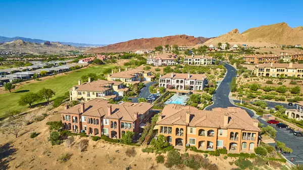 Las Vegas Gölü 'ndeki lüks Akdeniz villaları. Manikürlü bahçeleri, merkezi havuzu ve açık mavi gökyüzünün altındaki çöl dağlarıyla çevrili yemyeşil bir golf sahası.