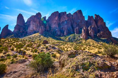 Batıl inançlı dağların engebeli zirveleri, Phoenix Arizona yakınlarındaki Kayıp Hollandalı Eyalet Parkı 'nda çöl manzarasının üzerinde yükseliyor ve Amerika' nın güneybatısının vahşi güzelliğini ve macerasını yakalıyor.