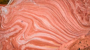 Mermer Kanyon 'un havadan görünüşü Arizona' daki Vermilion Kayalıkları 'nın kalbindeki kırmızı ve beyaz tortu tabakalarını gösteriyor. Doğanın soyut örnekleri, Amerika 'nın güneybatısının güzelliğini vurgular..