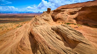 Arizona Sayfası yakınlarındaki dramatik kumtaşı amfi tiyatrosunun hava manzarası canlı kırmızı kaya çizgileri ve parlak mavi gökyüzü altında süpürülen çöl düzlükleri macera ve seyahat temaları için mükemmeldir.