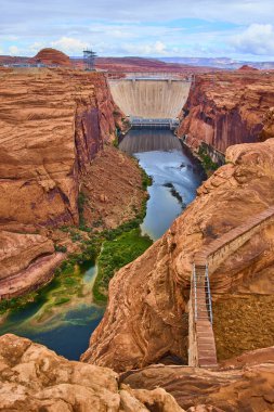 Glen Canyon Barajı, Arizona Sayfası yakınlarındaki kızıl kaya kayalıklarının arasında aşağıda Colorado Nehri kıvrılarak Amerikan Güneybatısı 'nın dramatik manzarasında etkileyici bir mühendislik sergiliyor..