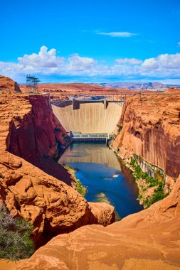 Glen Canyon Barajı kırmızı kumtaşı uçurumlarının ortasında yükseliyor. Colorado Nehri Arizona 'nın aşağısından esiyor. Mühendislik gücü ve Amerika' nın güneybatısının doğal güzelliğini gözler önüne seriyor.