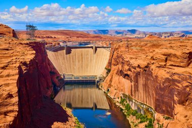 Colorado Nehri boyunca uzanan devasa beton baraj, Arizona 'daki Glen Canyon Overlook' daki kızıl kayalıklar arasında etkileyici bir mühendislik ve yenilenebilir enerji sergiliyor.