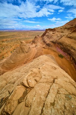 Arizona çölünün üzerinde sersemletici kumtaşı oluşumları katmanlı dokular ve dramatik gökyüzü ile yükseliyor. Macera ve Amerikan Güneybatı amfitiyatro manzarasının zamansız güzelliği.