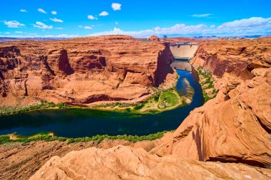 Glen Canyon Barajı 'nın ve sarmal Colorado Nehri' nin havadan görünüşü Sayfa Arizona yakınlarındaki dramatik kırmızı uçurumlarla çevrili. Bu ikonik çöl manzarasının gücünü ve güzelliğini yansıtıyor.