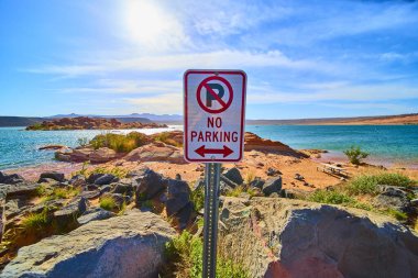 Sand Hollow Eyalet Parkı 'ndaki engebeli kayaların ve çöl bitkilerinin ortasında güneşli gölü ve kumtaşı oluşumları Amerika' nın güneybatısında maceraya davetiye çıkaran hiçbir park işareti cesurca durmuyor.