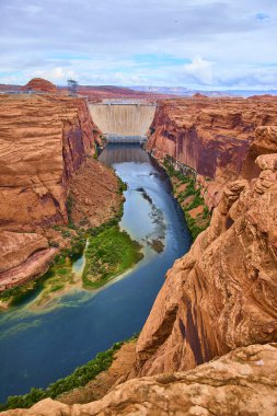 Glen Canyon Barajı 'nın Arizona Sayfası yakınlarındaki Colorado Nehri' ni kaplayan nefes kesici manzarasında dramatik kırmızı uçurumlar, mavi su ve doğanın ve insan mühendisliğinin ilham verici karışımı gözler önüne seriliyor..