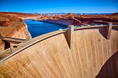 Glen Canyon Barajı, Arizona 'nın yakınlarındaki Colorado Nehri' nin üzerinde Powell Gölü ve dramatik kızıl kaya kanyonlarıyla yükseliyor. Güneybatıda mühendislik başarısı ve doğal güzelliğin çarpıcı bir sahnesini oluşturuyor.