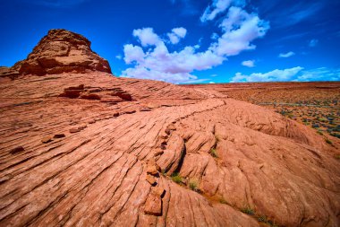 Sayfa yakınlarındaki Arı Kovanı Patikası 'nda geniş Arizona çölü manzaraları canlı mavi gökyüzü altında şaşırtıcı kırmızı kumtaşı oluşumları sergiliyor. Macera, vahşi doğa ve doğal güzellik temaları için mükemmel.