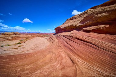 Arizona sayfasındaki Beehive Patikası 'ndaki çizgili kumtaşı oluşumları parlak mavi gökyüzünün altında canlı dokular sergiliyor ve Amerika' nın güneybatısının vahşi güzelliğini ve macerasını yakalıyor..