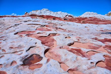 Canlı kaya oluşumları ve kıvrımlı renk katmanları Amerikan Güneybatı Çölü 'nün saf güzelliğini ve eşsiz jeolojisini yakalayan Ak Kol, Vermilion Kayalıkları, Arizona' da gerçeküstü bir sahne yaratıyor..