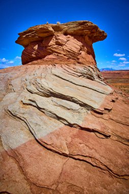Arizona 'daki Beehive Patikası boyunca parlak mavi gökyüzüne karşı dramatik kumtaşı oluşumu Amerikan Güneybatı Çölü manzarasının zamansız güzelliğini vurguluyor..