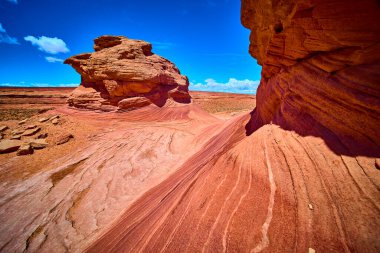 Canlı kumtaşı oluşumları ve süpürücü kaya düzlükleri mavi gökyüzünün altında Beehive Trail Yeni Dalga Sayfa Arizona yakınlarındaki Amerikan Güneybatı Çölü manzarasının ham güzelliğini ve macerasını yakalayın.