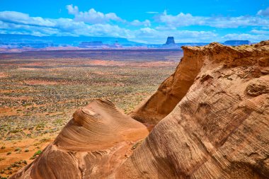 Muhteşem kumtaşı oluşumları, Amerika 'nın güneybatısındaki bu manzaralı amfitiyatronun mavi gökyüzü altında dramatik katmanlar ve dokular sergiliyor.