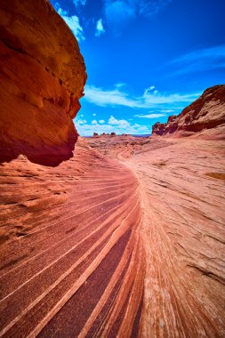 Arizonas Beehive Patikası 'ndaki kırmızı kumtaşı oluşumları parlak mavi gökyüzünün altında parlıyor. Dramatik kanyon duvarları ve canlı dokular Amerika 'nın güneybatısında macerayı çağrıştırıyor..