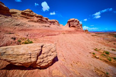 Canlı kırmızı ve turuncu kumtaşı uçurumları Arizona 'nın yakınlarında Beehive Trail' de parlak mavi bir gökyüzünün altında süzülüyor. Bu, Amerika 'nın Güneybatı Çölü manzarasının dramatik jeolojisini ve vahşi güzelliğini gözler önüne seriyor.