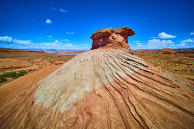 Muhteşem kırmızı kumtaşı oluşumu Arizona 'daki Arı Kovanı Patikası boyunca çölün üzerinde yükseliyor. Canlı mavi gökyüzü altında etkileyici çizgiler seyahat macerası ve doğa temaları için mükemmel.