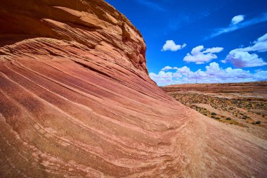 Arizona 'daki Arı Kovanı Yolu' nun kumtaşı kıvrımları parlak mavi gökyüzünün altında parlıyor. Dramatik kaya dokuları ve çöl manzarası macerayı ve Amerikan güzelliğinin ebediyetini çağrıştırıyor.