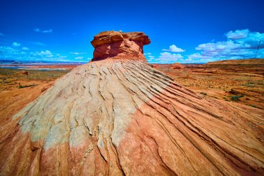 Arizona 'daki Beehive Patikası yakınlarındaki kurak çölden dramatik kum taşı oluşumu yükseliyor. Çizgili dokular ve canlı renkler macerayı ve Amerikan Güneybatısının zamansız güzelliğini çağrıştırıyor..