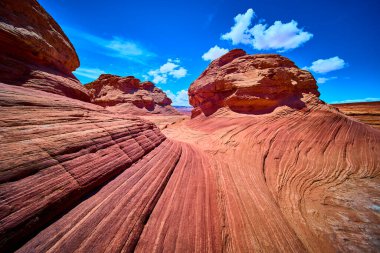 Arizona 'daki Arı Kovanı Yolu' nun kırmızı kumtaşı tepeleri ve kıvrımlı duvarları canlı mavi gökyüzünün altında parlıyor. Macerayı davet ediyor ve Amerika 'nın Güneybatı Çölü' nün büyüleyici güzelliğini gözler önüne seriyor.