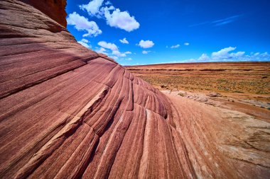 Canlı kırmızı kumtaşı oluşumları, Arizona Sayfası yakınlarındaki Arı Kovanı Patikası 'nda etkileyici jeoloji, cesur dokular ve Amerika' nın güneybatısındaki geniş gökyüzünü süpürüyor..