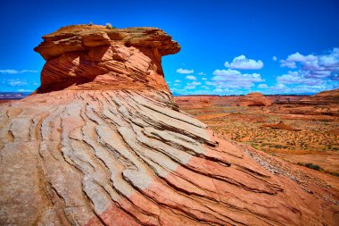 Arizona Sayfası yakınlarındaki Arı Kovanı Patikası 'nda çarpıcı kumtaşı oluşumu kırmızı çöl arazisinden yükseliyor. Macera jeolojisi ve Amerika' nın güneybatısının güzelliği için ideal mavi gökyüzü altında.