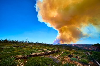 Güneş Bryce Canyon Ulusal Parkı 'nın üzerindeki sislerin içinden geçerken yoğun orman dumanı Utah' taki Fransa Kanyonu Yangınının etkisini vurguluyor..