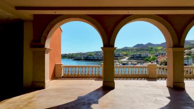 Akdeniz kemerleri boyunca yapılan zarif hareketler Las Vegas Gölü kıyısı ve Henderson Nevada 'daki lüks evleri gün ortası ışığı ve manzaralı dağ zeminiyle gözler önüne seriyor..