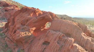 Havadan çekimler, Bunkerville Nevada yakınlarındaki Gold Butte Ulusal Anıtı 'nda dramatik kırmızı kaya kemeri ve engebeli arazi etrafında hareket ediyor.