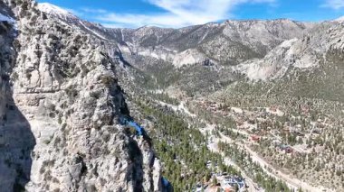 Hava İzleme Çekimi: Dağ 'ın dingin güzelliğini tecrübe edin. Charleston, Las Vegas yakınlarında. Karla kaplı tepeler ve yemyeşil ormanlar doğa severler ve maceracılar için ideal sakin bir kış inzivası yaratır..