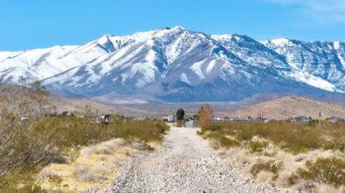 Havadan Uçma: Nevada çöllerinin karşısındaki Charlestons Dağı 'nın karla kaplı zirvelerini deneyimleyin. Bir çakıl yolu keşfi sükûnet ve el değmemiş ortamda davet eder.