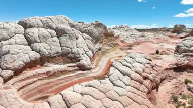 Arizona Marble Canyon yakınlarındaki Vermilion Kayalıkları 'ndaki Ak Cephe' den uçan hava araçları açık bir gökyüzü altında eşsiz kaya dokuları ve canlı çöl renkleri sergiliyor..