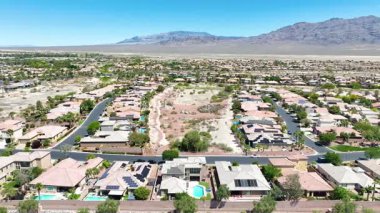 Las Vegas Silverstone Çiftlik Mahallesi 'nin üzerinde uçarak yol ve çöl dağlarını saran evleri Nevada' nın canlı yaşam ve kentsel gelişimini yansıtıyor.