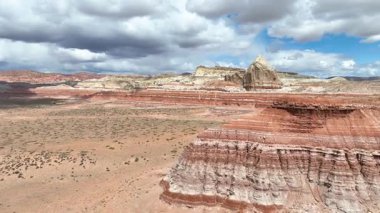 Utah Çölü 'ndeki dramatik kırmızı kaya oluşumları ve hudu çıkıntıları arasında uçarak ilerliyorlar. Toadstool Hoodoo Patikası boyunca ilerliyorlar. Etrafı saran çekim gücü ve dinamik bulutlarla..