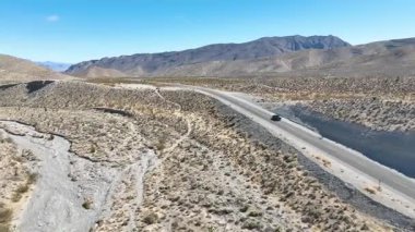 Havadan Uçma: Las Vegas yakınlarındaki geniş Nevada çölünü geniş manzaralarıyla deneyin. Engebeli dağlarda seyahat et ve seyrek bitki örtüsü, yalnızlığı ve macerayı yakala