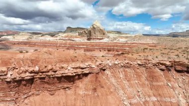 Kanab Utah yakınlarındaki Toadstool Hoodoo Patikası boyunca çarpıcı kırmızı kaya kayaları ve hudu oluşumları üzerinde dramatik çöl manzarası ve Grand Escalante manzarası ile havada süzülüyordu..