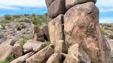 Arizona Çölü 'nde hava uçuşu çarpıcı kaya oluşumları ve doğal güzellikler için açık bir gökyüzü altında ilerleyen doğal bitki örtüsüyle..