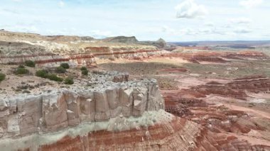 Utah 'taki Toadstool Hoodoo Patikası' nın yakınındaki engebeli çöl arazisi ve engebeli uçurumların üzerinden uçarak geçmek çekim ve macera teması kurmak için mükemmel..