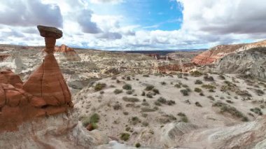 Kanab Utah yakınlarındaki Toadstool Hoodoo Patikası 'nın üzerinden uçan hava uçuşu, çorak toprakları ve çöl bitkilerini silip süpüren dramatik bir hudu oluşumunu vurguluyor.