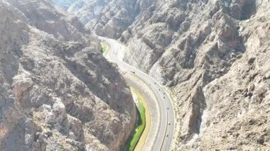 Arizonas Virgin Nehri Vadisi 'ndeki yüksek kanyon duvarları ve parlak güneş ışığı ve süpüren doğal manzaralar arasında uçan hava uçuşu, dolambaçlı yolu ve Virgin Nehri' ni yakalar..