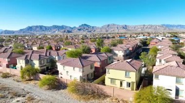 Havadan İzleme Çekimi: Las Vegas 'ın banliyösünün ahengini terasotta çatılı evler, çöl bitkileri ve görkemli Charleston Dağı ile harmanlayarak doğal güzelliklerle harmanlayarak keşfetmek.