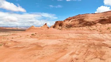 Sayfa Arizona yakınlarındaki kırmızı kumtaşı oluşumları ve çöl arazisi üzerinde sürükleyici uçan gökyüzü, dramatik katmanlı uçurumlar ve açık gökyüzü Sayfa Sahilleri Amfitiyatrosunun özünü yakalıyor..