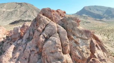 Nevada Bunkerville yakınlarındaki Gold Butte Ulusal Anıtı 'ndaki kırmızı kaya oluşumlarının üzerinde Whitney Pocket' in panoramik manzarası ve parlak mavi bir çöl arazisi altında kurak çöl manzarası.