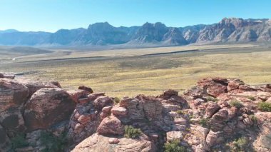 Hava Manzarası: Las Vegas 'taki Red Rock Kanyonu' nun çarpıcı kırmızı kumtaşı oluşumlarını keşfedin. Grand Staircase Patikası nefes kesici manzaralar ve Nevadas 'ın çarpıcı çölüne huzurlu bir kaçış sunuyor.