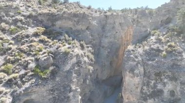 Havadan Uç: Las Vegas slot kanyonlarının huşu deneyimleyin. Nevadas 'ın dingin çölünde güneş ışığı bu büyüleyici doğa harikası üzerinde dans ederken yükselen kaya oluşumlarını ve canlı renkleri takip edin.