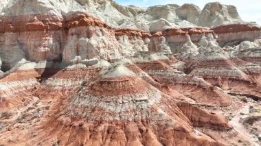 Utahs 'ın üzerinden uçan hava uçuşu Toadstool Hoodoo Patikası katmanlı kaya oluşumlarını, canlı çöl tepelerini ve macera duygusu için parlak güneş ışığı altında Grand Escalante manzarasını gözler önüne serer.