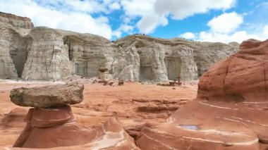 Utah 'taki Toadstool Hoodoo Patikası' nın üzerinden geçen hava uçuşu şiddetli kırmızı kaya oluşumlarını sergiliyor. Büyük Escalante bölgesindeki kabadayılar ve katmanlı çöl uçurumları canlı gökyüzünün altında..